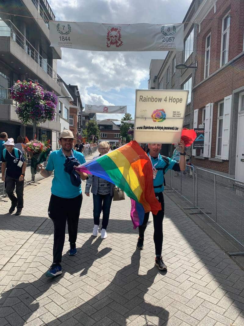 andy, zijn moederzijn moeder en bert met spandoek 1