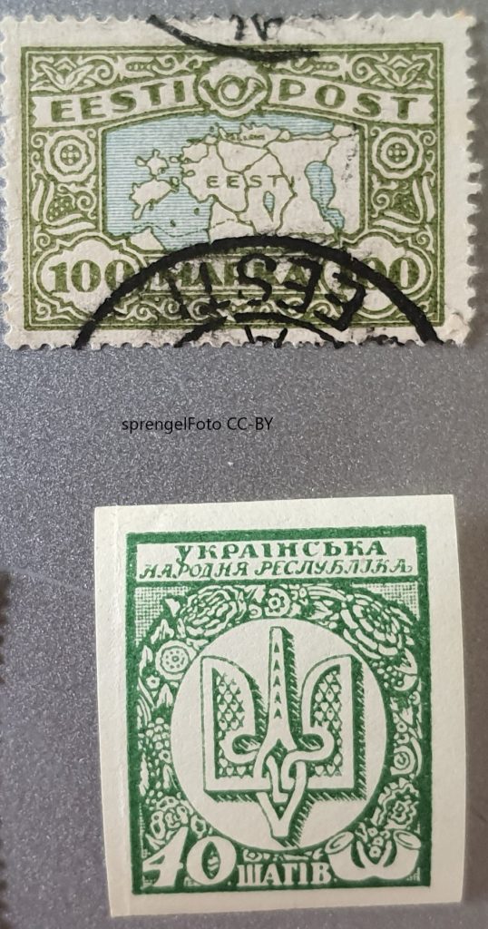 Breifmarke aus Estland (oben von 1923) und der Ukrainischen Volksrepublik (unten, 1918)