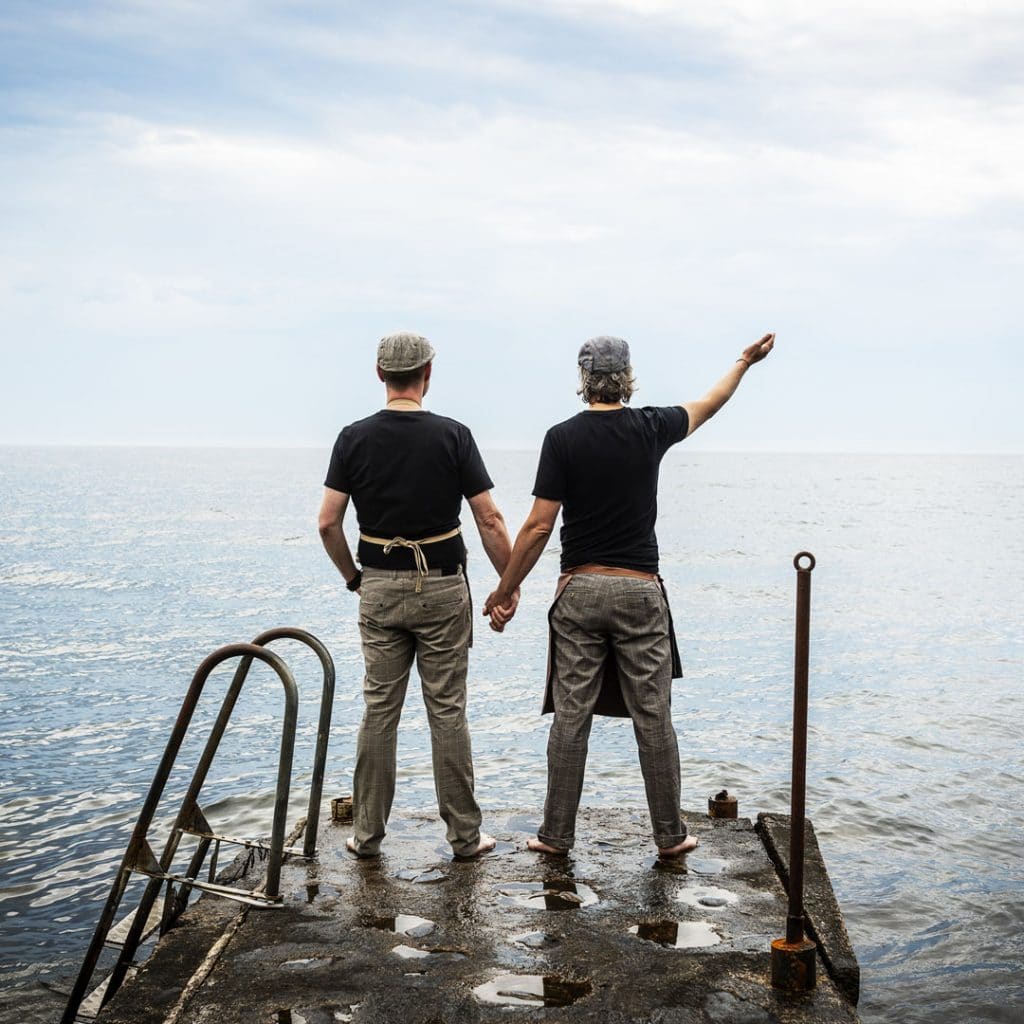 Andy och Matti på piren ut i havet