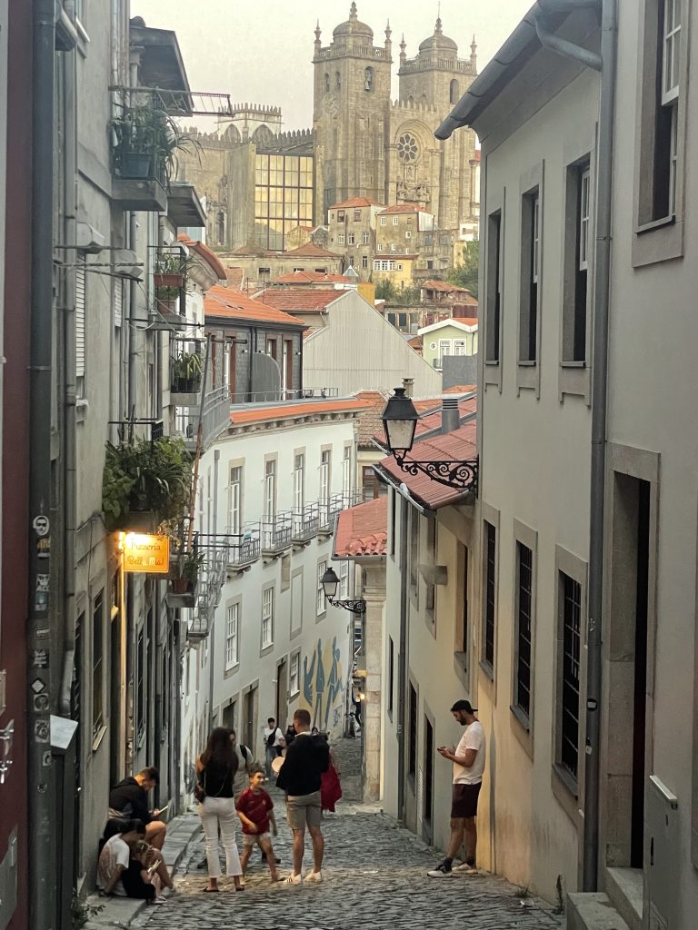 En backig gata i Porto