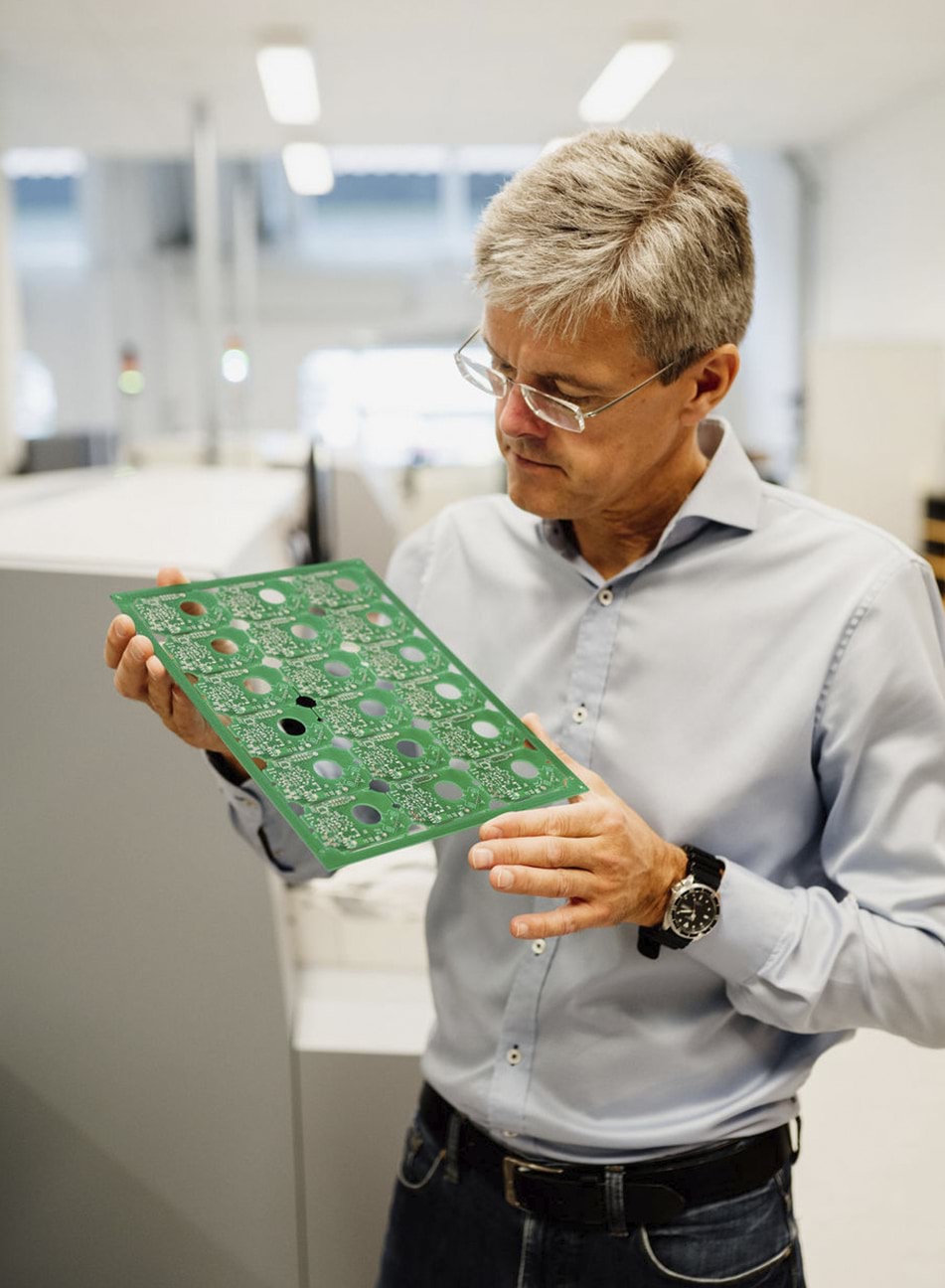 Karsten Viborg inspicerer printkort til serieproduktion hos RAVI Electronics
