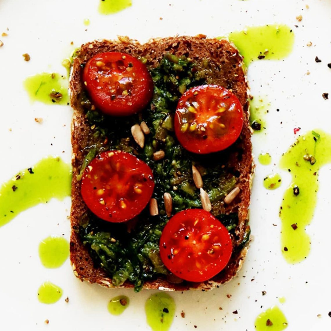 Wie sehen ein Brot mit Bärlauch-Pesto