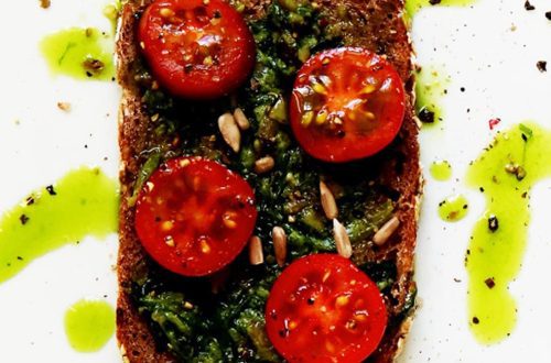 Wie sehen ein Brot mit Bärlauch-Pesto