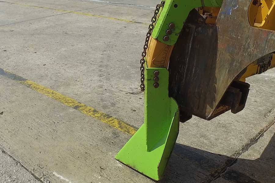 Traditionele flippers veroorzaken vaak schade en moeten regelmatig vervangen worden. Met de Flexiflipper behoort dat probleem tot het verleden. Dankzij een stalen kernstructuur met flexibel binnenwerk beschikt dit unieke toestel over de juiste mate van elasticiteit om schokken tijdens het lader en lossen op te vangen. Zo kan de kraanmachinist van jouw bedrijf zelfstandig werken en containers verplaatsen zonder schade toe te brengen aan spreader, containers fo schepen. De Flexiflipper kan bovendien ingezet 24 op 7 ingezet worden en functioneert probleemloos bij temperaturen tussen -20 en + 80 graden celsius. ๐ฅ๐ฎ๐๐บ๐ฎ๐ธ๐ฒ๐ฟ๐ ๐ถ๐ ๐๐ผ๐ผ๐ฟ๐๐ฎ๐ฎ๐ป ๐ถ๐ป ๐๐ฒ๐น๐ด๐ถรซ ๐ฑ๐ฒ ๐ฒ๐
๐ฐ๐น๐๐๐ถ๐ฒ๐๐ฒ ๐๐ฒ๐ฟ๐ฑ๐ฒ๐น๐ฒ๐ฟ ๐๐ฎ๐ป ๐ฑ๐ถ๐ ๐ฟ๐ฒ๐๐ผ๐น๐๐๐ถ๐ผ๐ป๐ฎ๐ถ๐ฟ๐ฒ ๐๐ผ๐ฒ๐๐๐ฒ๐น. ๐๐ผ๐ป๐๐ฎ๐ฐ๐๐ฒ๐ฒ๐ฟ ๐ผ๐ป๐ ๐๐ฟ๐ถ๐ท๐ฏ๐น๐ถ๐ท๐๐ฒ๐ป๐ฑ ๐๐ผ๐ผ๐ฟ ๐ฎ๐ฑ๐๐ถ๐ฒ๐.