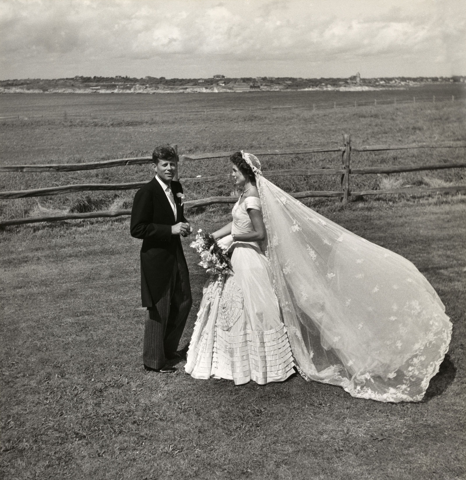 Toni_Frissell,_John_F._Kennedy_and_Jacqueline_Bouvier_on_their_wedding_day,_1953_web