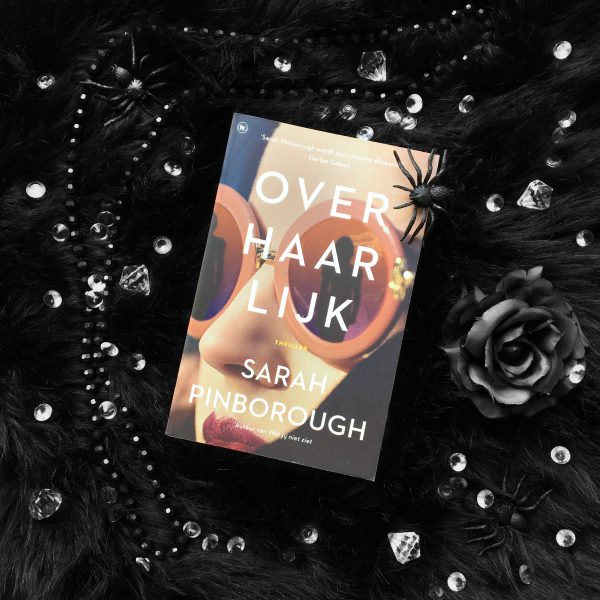 Over haar lijk – Sarah Pinborough