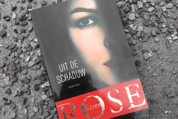 Uit de schaduw – Karen Rose