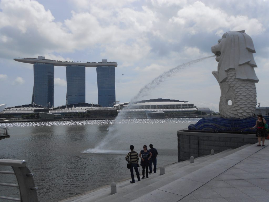 another picture of the fountain at Merlion Park