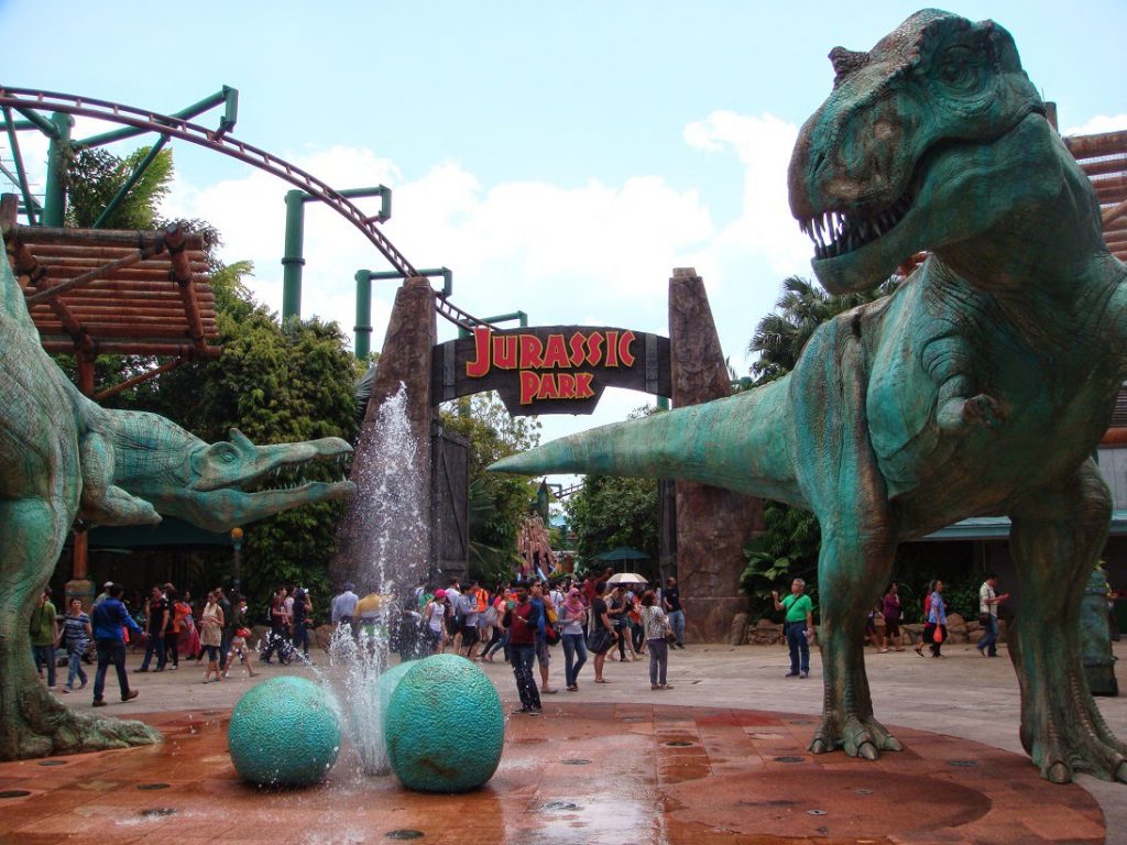 a picture to the entrance to jurassic park