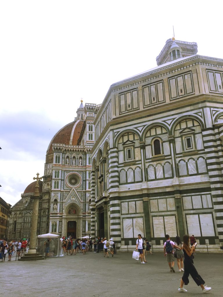 A picture of Cattedrale di S.Maria del Fiore from the back