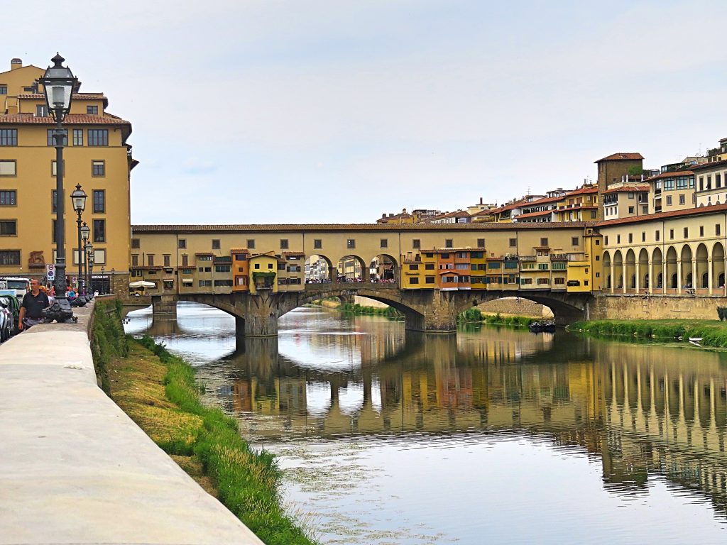 A picture of Ponte Veccio on the river