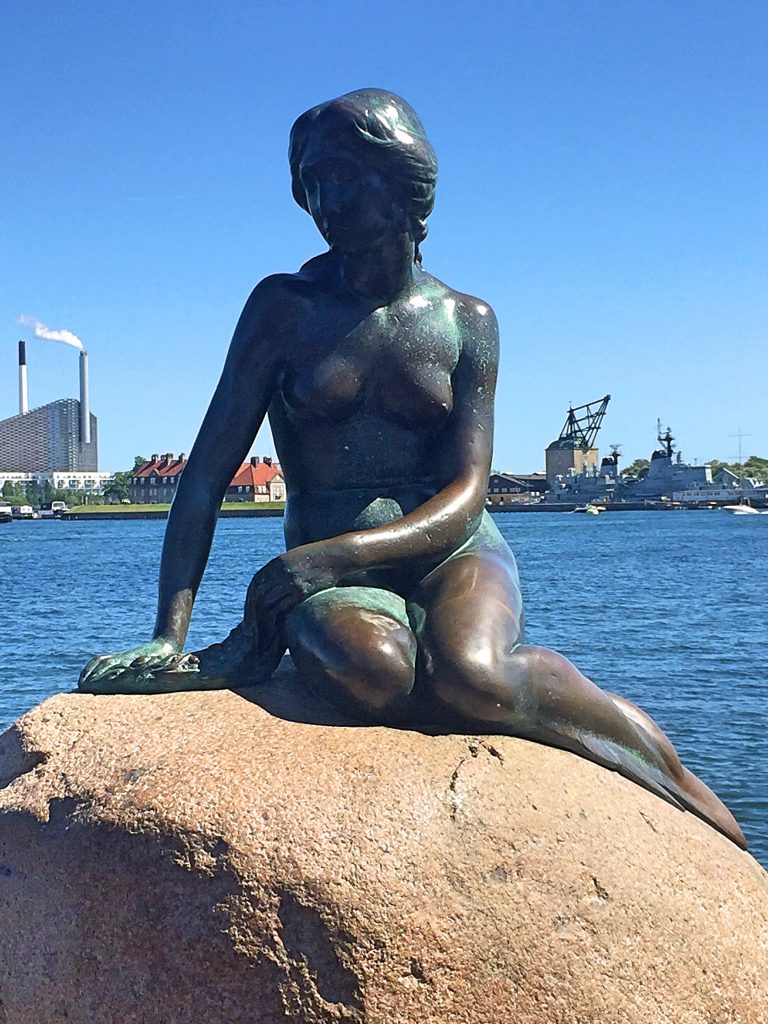 A picture of the sculpture of the little mermaid