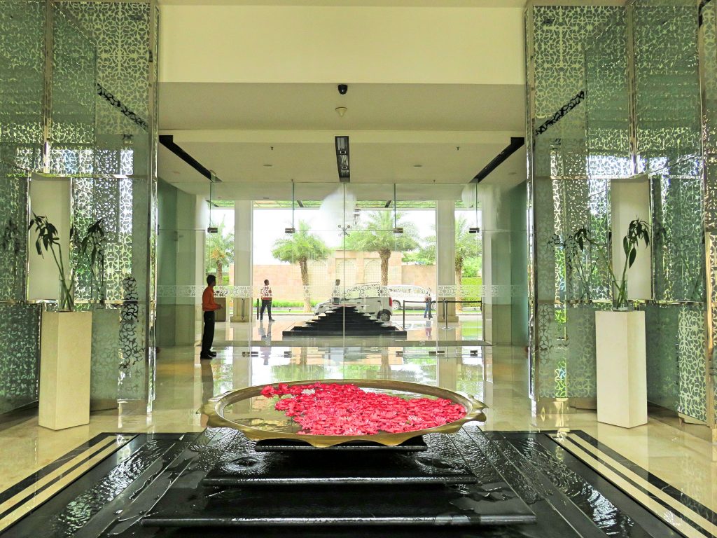 A picture of the lobby at the marriott courtyard