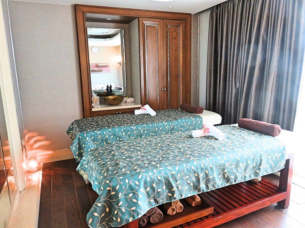 A picture of the room with two spa beds