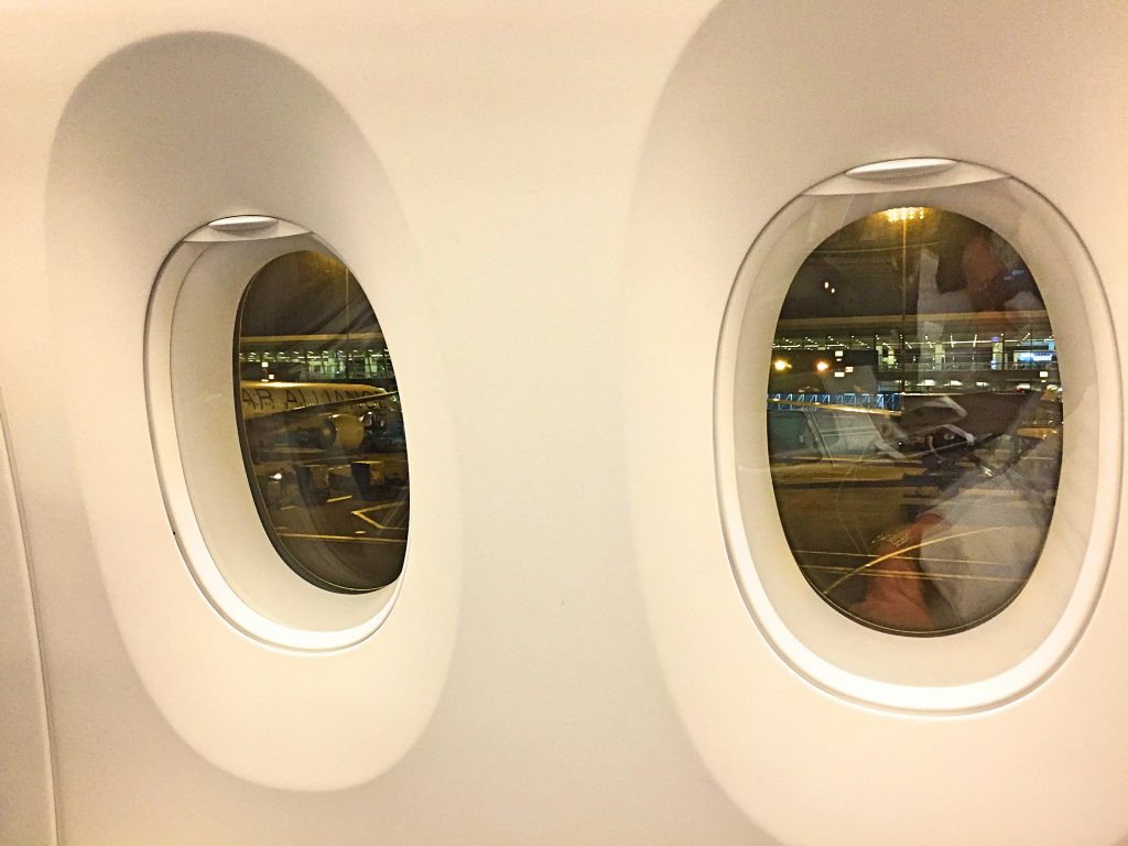 A picture of the big windows in the Airbus A350