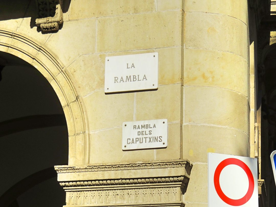 Sign on a building saying La Rambla 