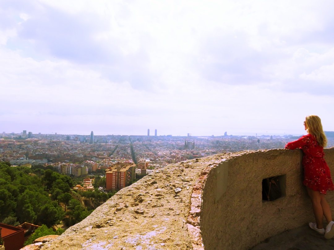 Me looking at the panoramic view of Barcelona from Bunkers el Carmel 