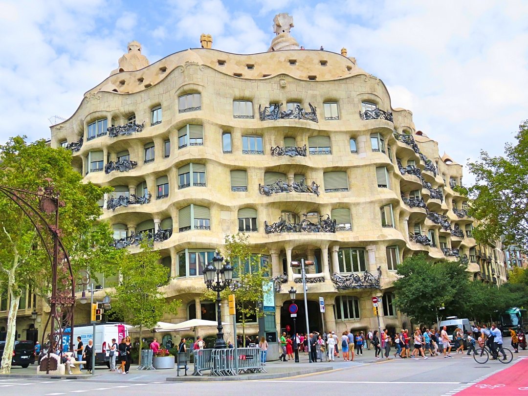 A full view of Casa Milá from across the street