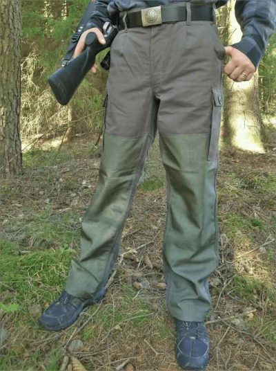 Leo Köhler jaktbyxor med stora fickor, bred livrem och rivsäker cordurabesats