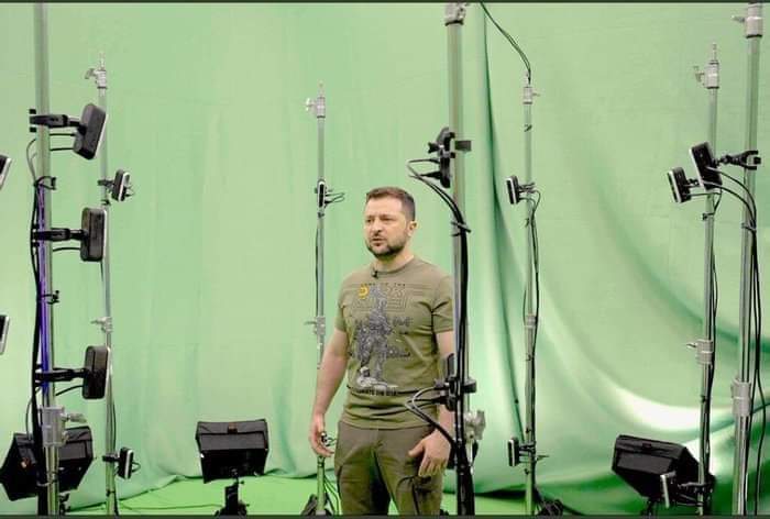 Hvorfor laver skuespilleren Zelensky videoer i et greenscreen studie – har han behov for at lyve om, hvor han er??