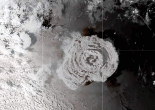 Skyldes det ustadige vejr et kæmpe undersøisk vulkanudbrud ved ø-havet Tonga?