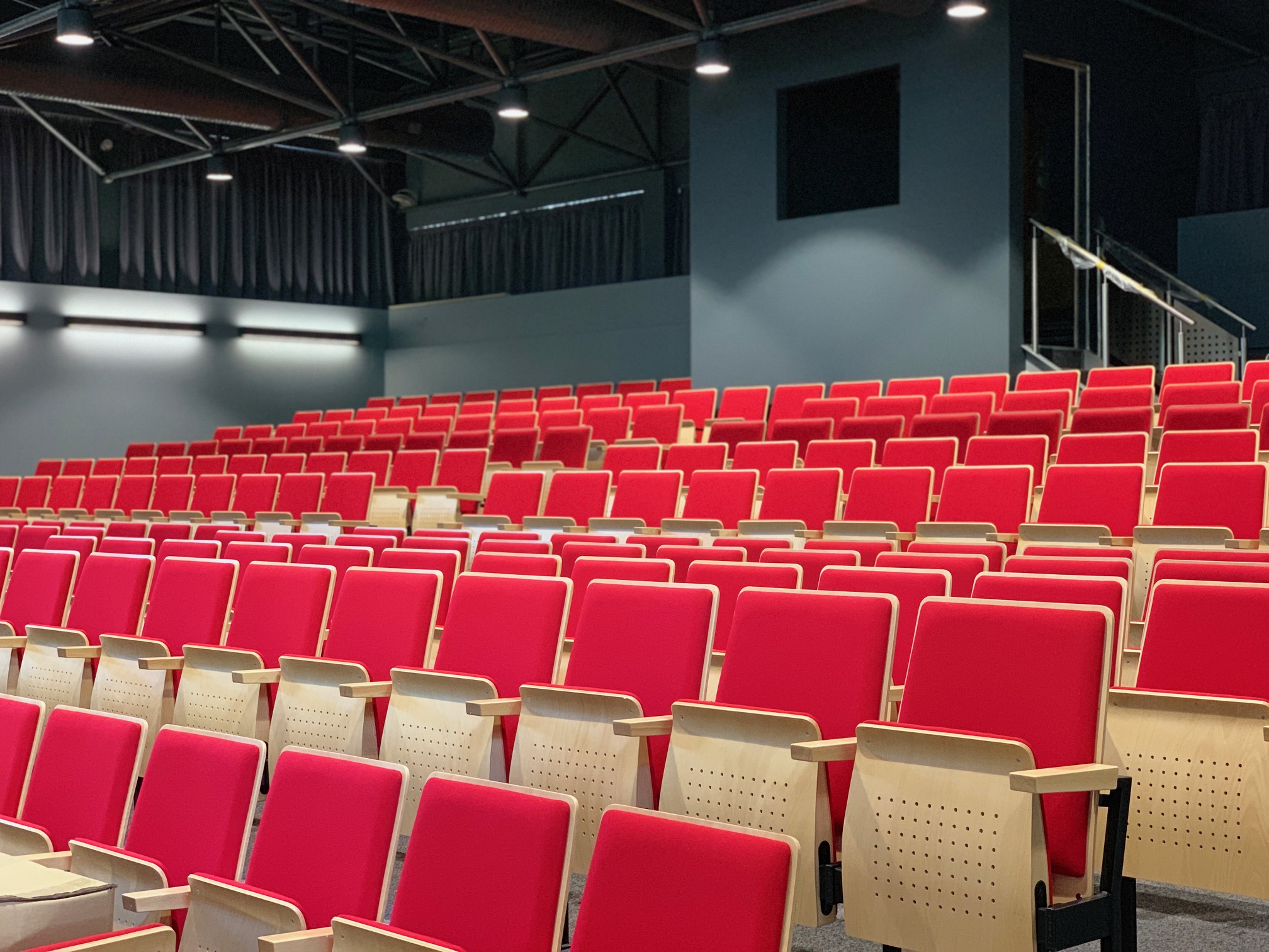 Mehr über den Artikel erfahren Schulzentrum Steinheim weiht seine Aula ein