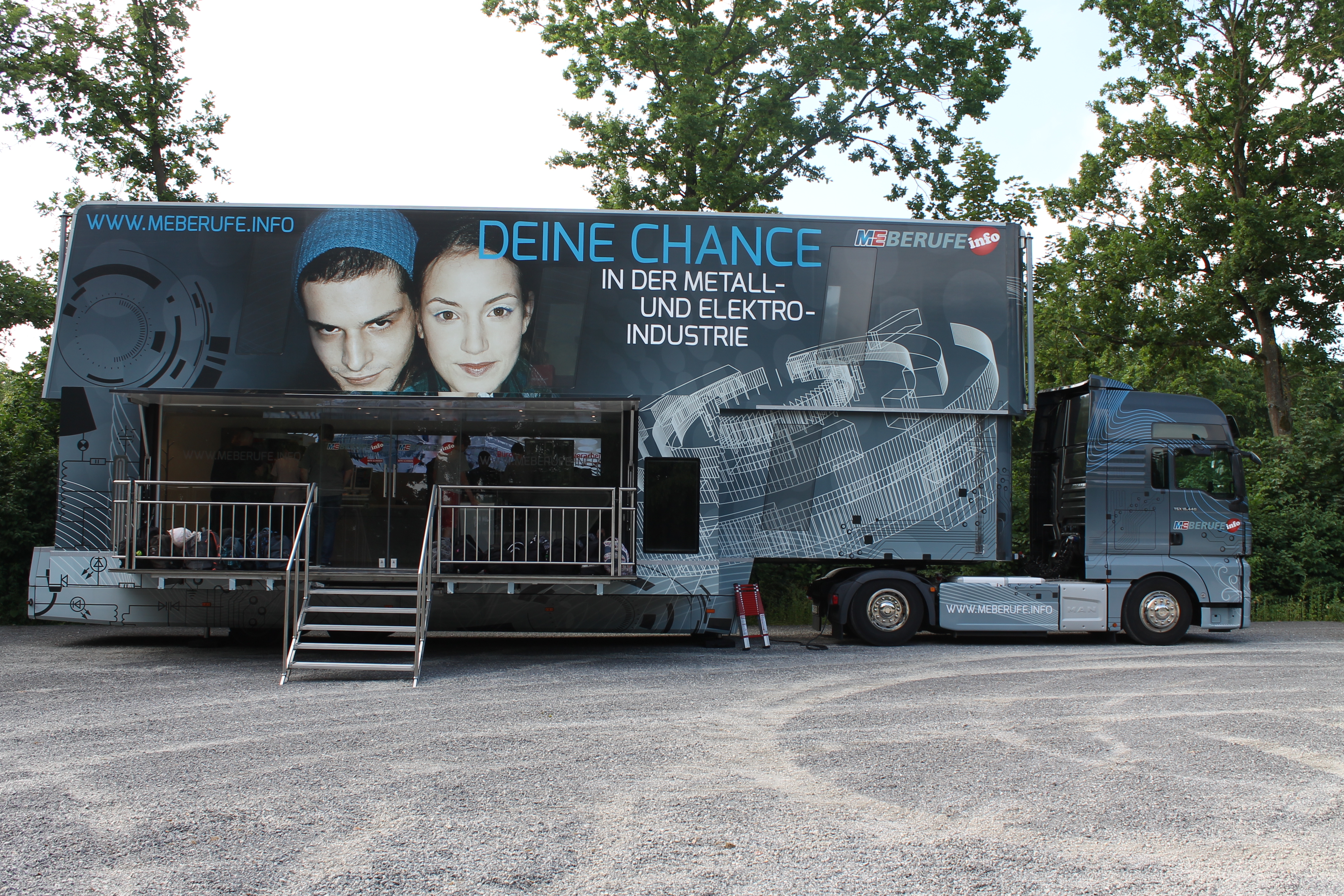 Mehr über den Artikel erfahren Der Metall-Truck besucht die Realschule