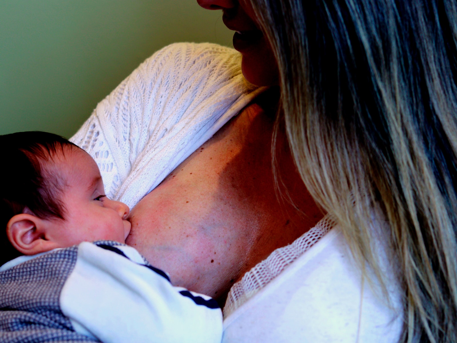 woman breastfeeding benefits