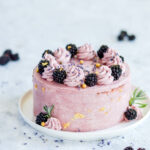 Mehr über den Artikel erfahren Brombeer-Lavendel-Torte
