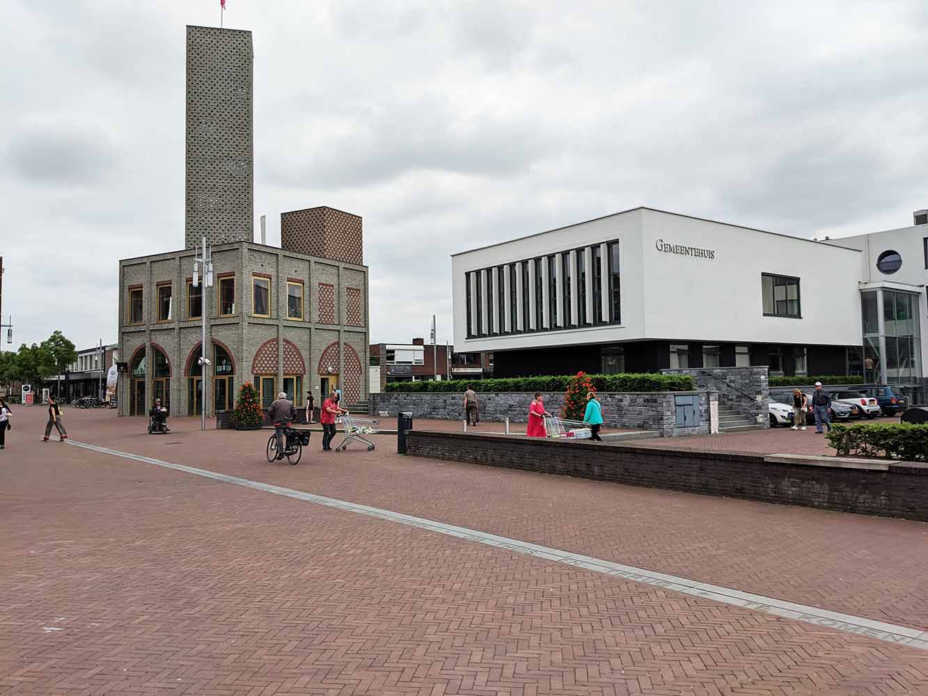 Gemeentehuis Nieuw Bergen met Mosaique Toren