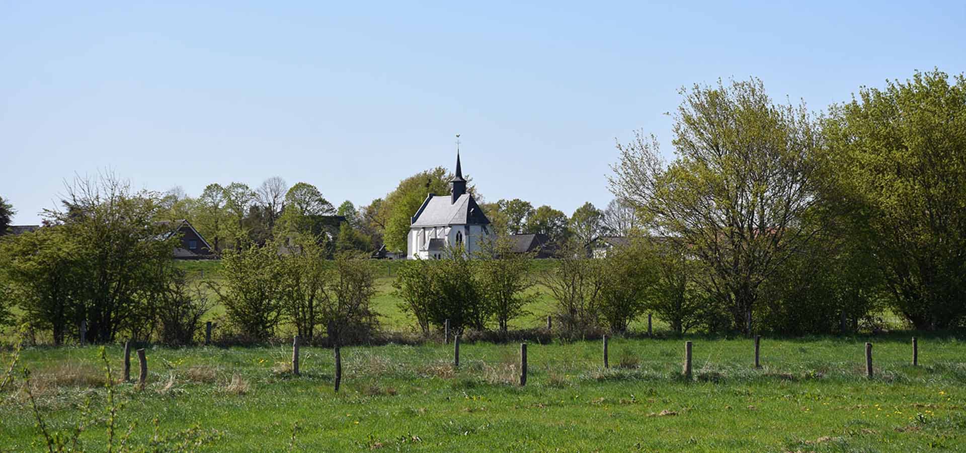 Gezien de kapel vanaf de Aijerbroek