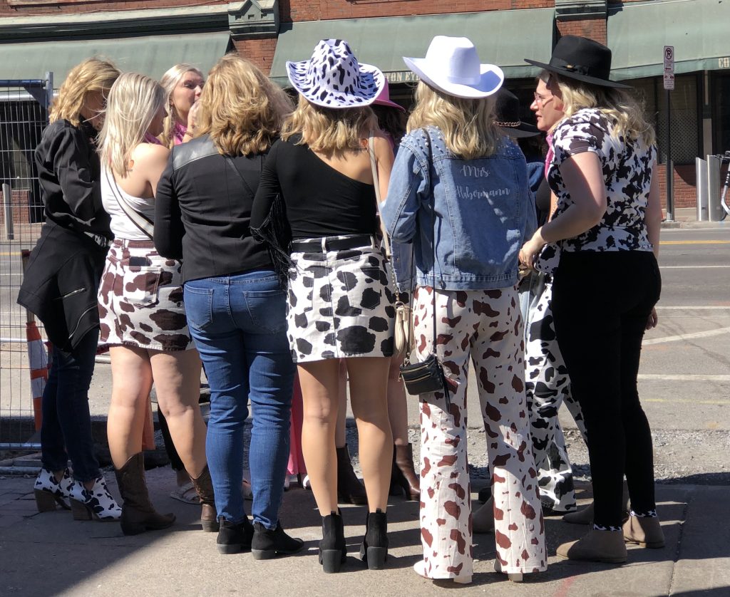 Uncover the best of Nashville - A group of cowgirls