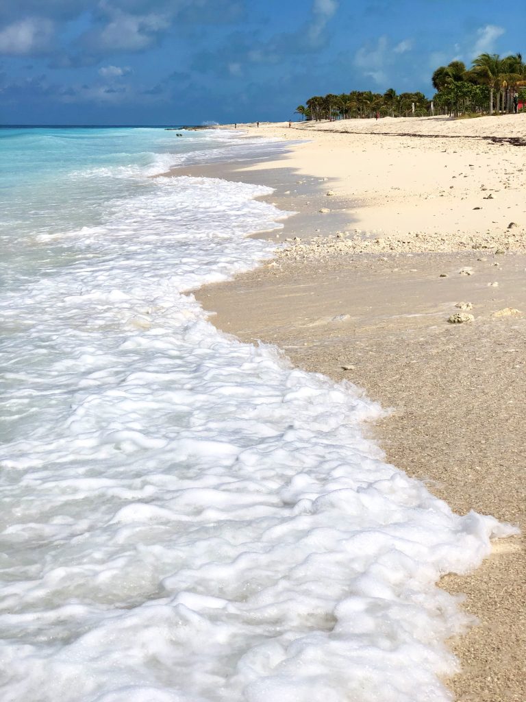 Turquise water and white sandy beach in the Bahamas