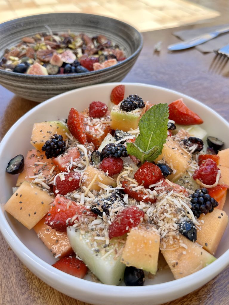 Bowls of fruit and healthy food to manage brain fog and decision fatigue 