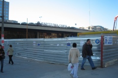 Forpladsen foran stationsindgangen til Sants var en stor byggeplads. Barcelona Sants er hovedbanegården i Barcelona.