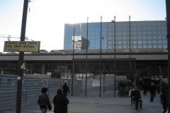 Forpladsen foran stationsindgangen til Sants var en stor byggeplads.