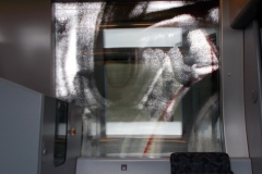 RV 2722. Grafitti på vinduer hindrer udsigt