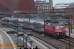 Dårligt billede af styrevogns DD-tog med  EA-lokomotiv bagerst.