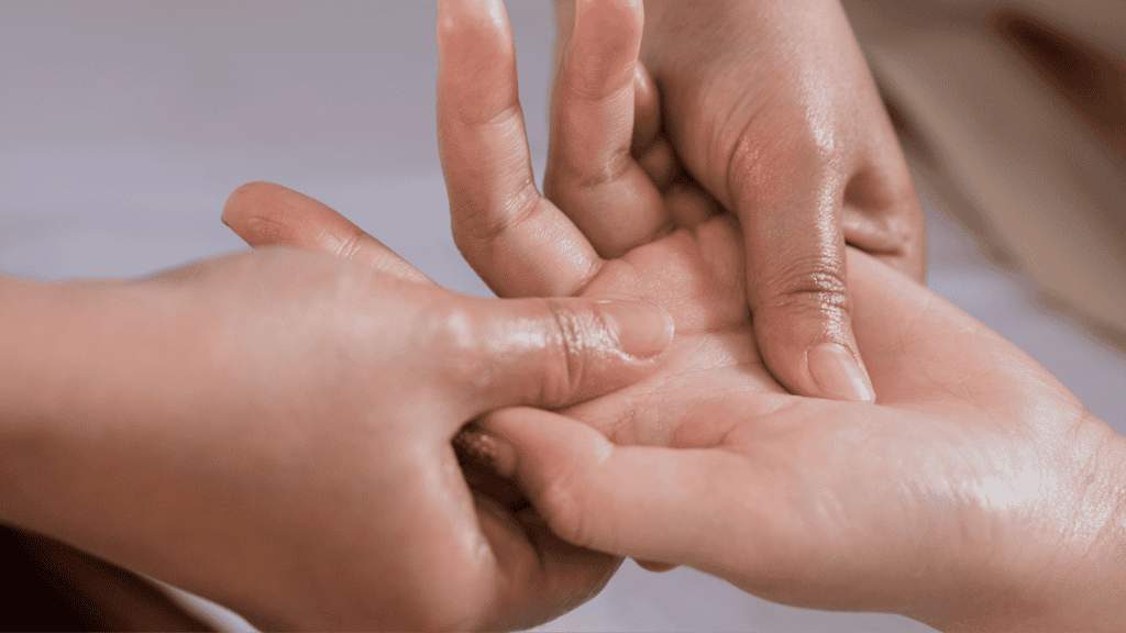Manuelle Therapie zur Behandlung des Karpaltunnelsyndroms mit Nervenmobilisation und Gelenkmobilisation zur Druckreduktion.