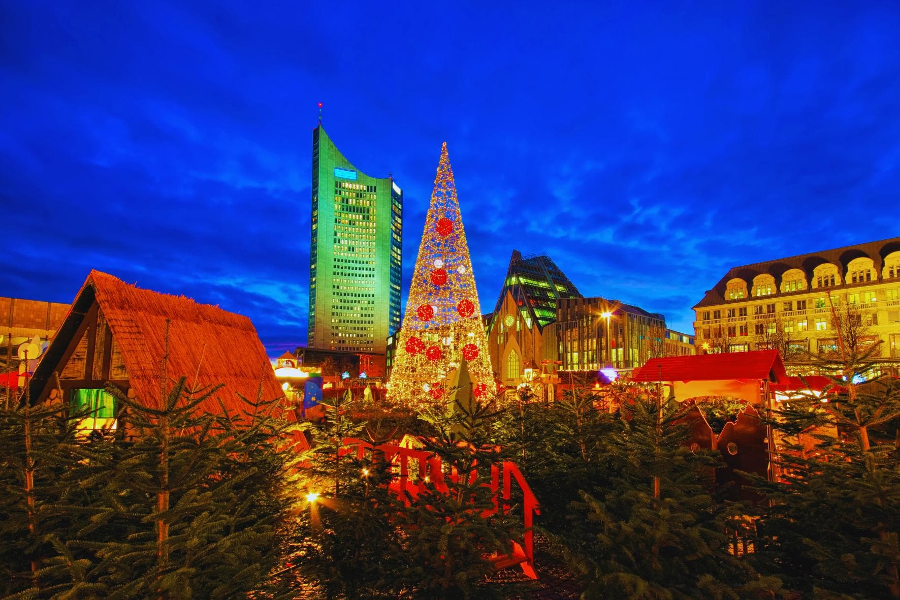 Abschied vom Weihnachtsmarkt in Leipzig Leipzig im Advent: Der Weihnachtsmarkt ist ein Vergnügen für die Sinne. Und du hast ihn 4 Tage lang direkt um die Ecke unseres wunderbaren, ruhig und dennoch zentral gelegenen Boutique-Hotels. Besuch ihn mit anderen Frauen oder auf eigene Faust und entdecke mit uns, was Leipzig noch zu bieten hat: