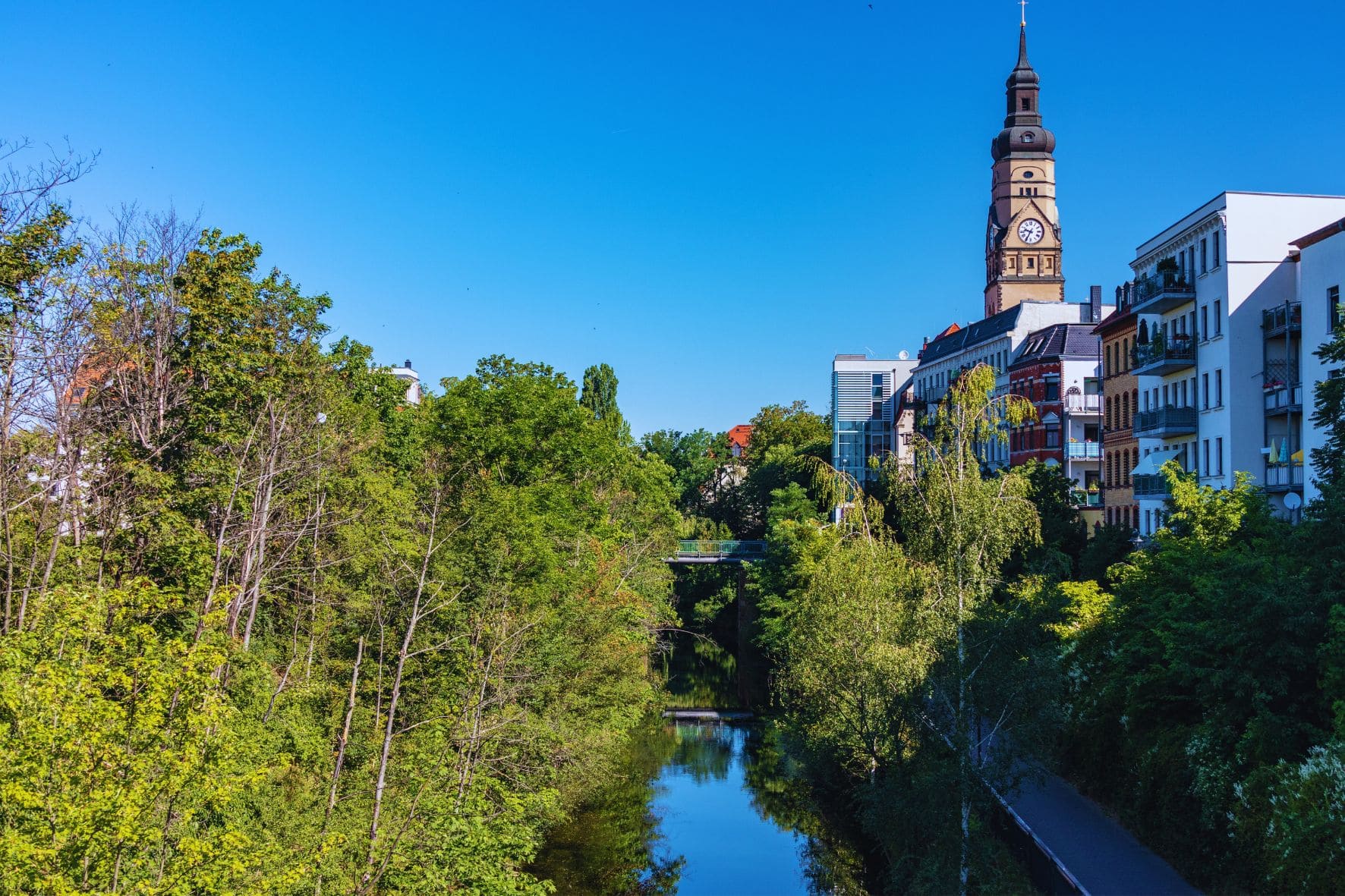 Wir haben die ideale Unterkunft, um Leipzig mit Kindern zu entdecken. Ein Hotel direkt am Kanal