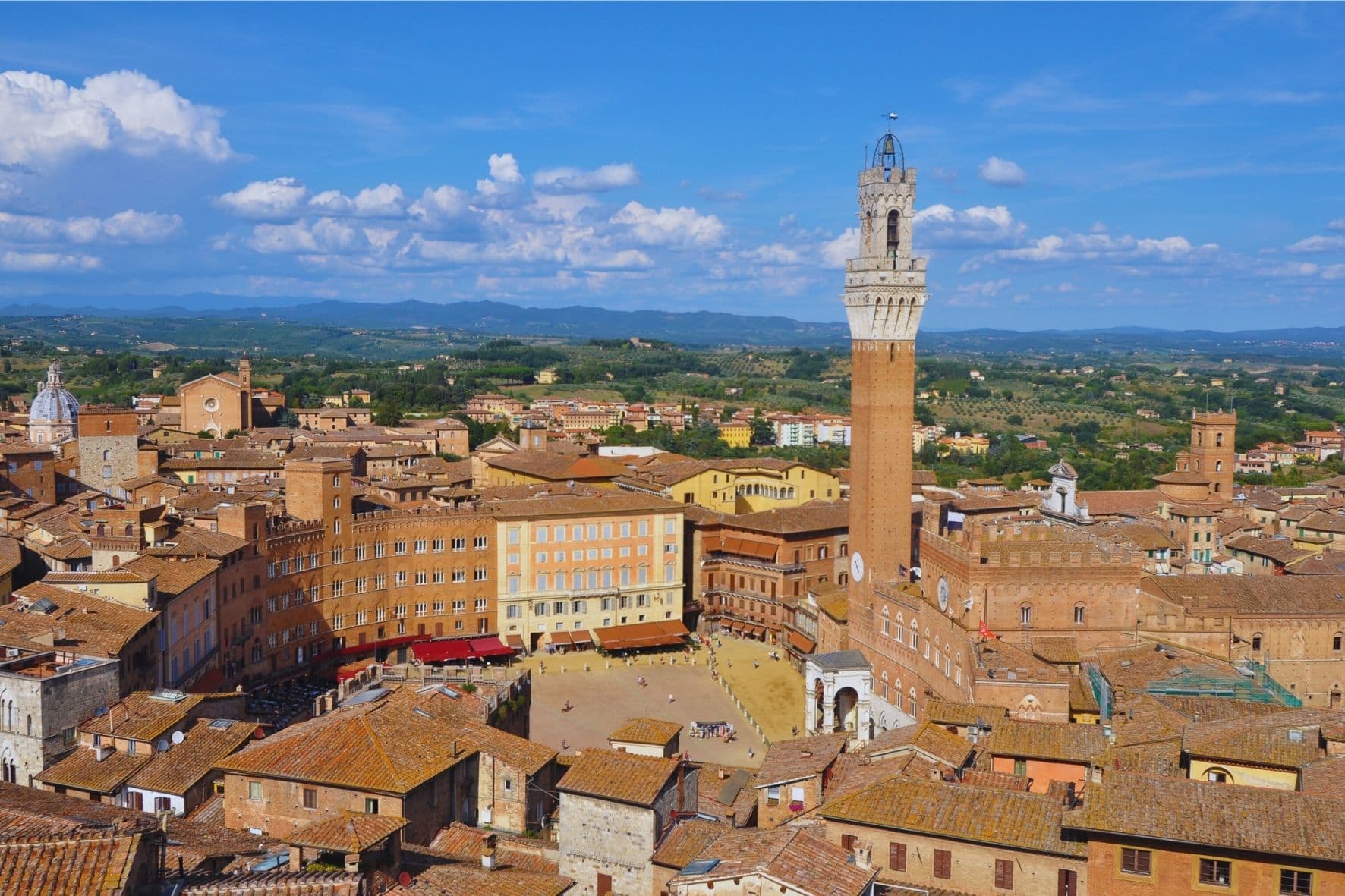 Die mittelalterliche Stadt Siena. Frauenreise nach Italien mit den Reisegefährtinnen