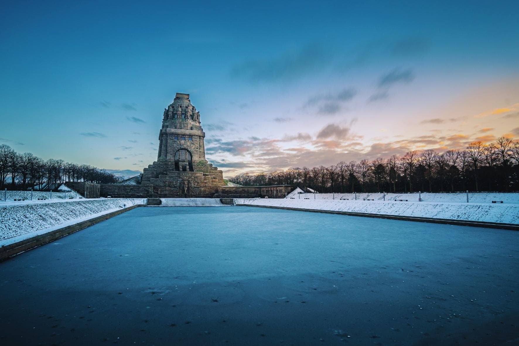 Voelkerschlachtdenkmal Leipzig im Advent: Der Weihnachtsmarkt ist ein wahres Vergnügen für die Sinne. Und du hast ihn 5 Tage lang direkt um die Ecke unseres wunderbaren, ruhig und dennoch zentral gelegenen Boutique-Hotels. Besuch ihn mit anderen Frauen oder auf eigene Faust und entdecke mit uns, was Leipzig noch zu bieten hat: