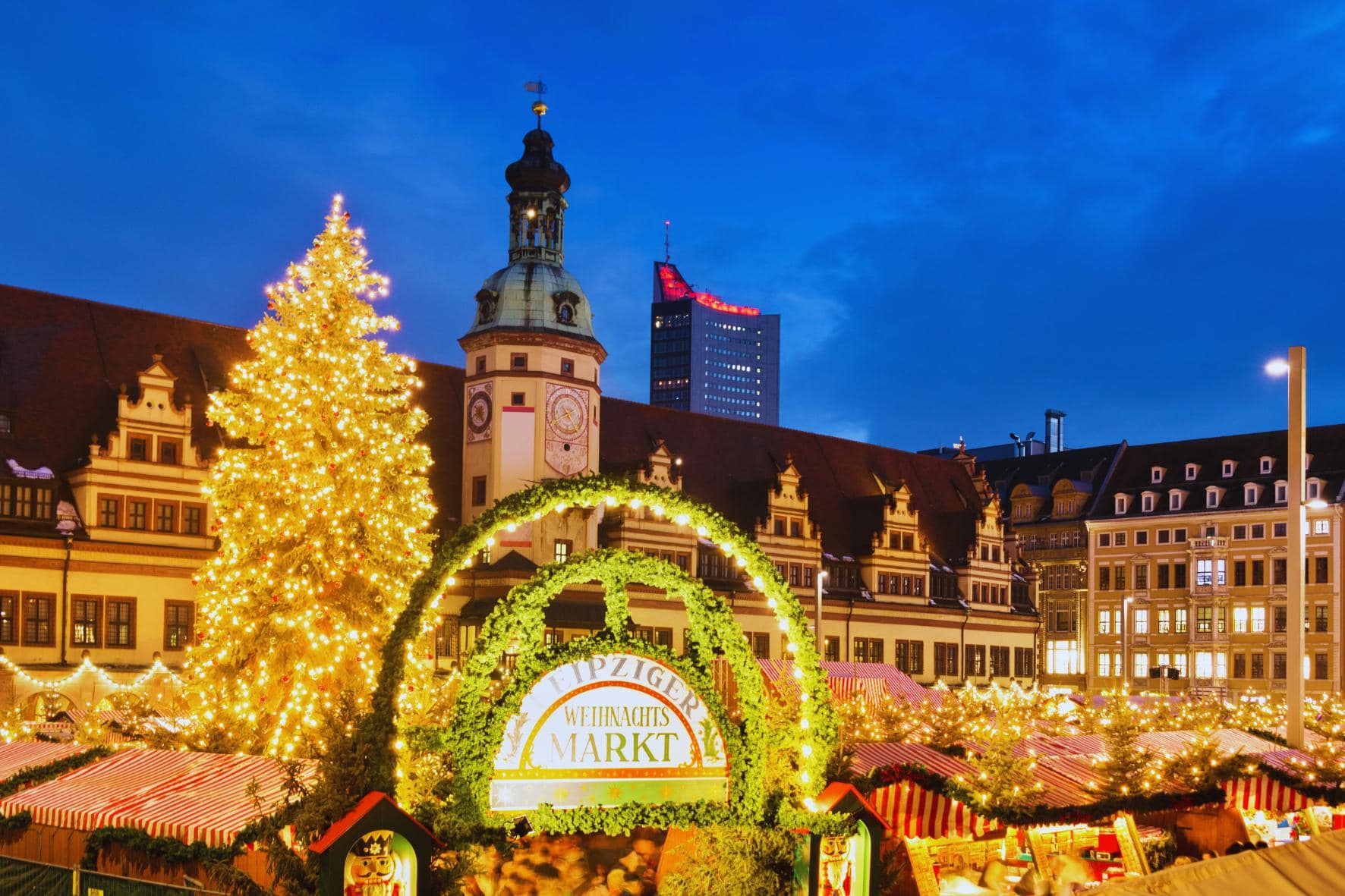 Weihnachtsmarkt in Leipzig Leipzig im Advent: Der Weihnachtsmarkt ist ein wahres Vergnügen für die Sinne. Und du hast ihn 5 Tage lang direkt um die Ecke unseres wunderbaren, ruhig und dennoch zentral gelegenen Boutique-Hotels. Besuch ihn mit anderen Frauen oder auf eigene Faust und entdecke mit uns, was Leipzig noch zu bieten hat: