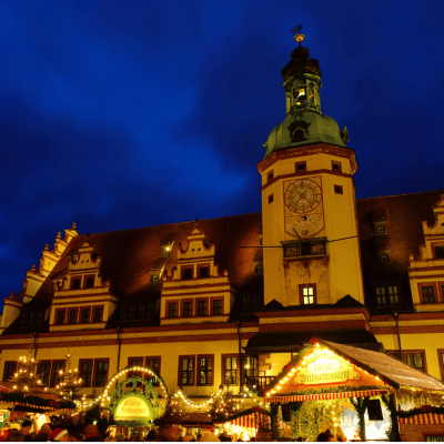 Der festlich beleuchtete Marktplatz zum Weihnachtsmarkt in Leipzig