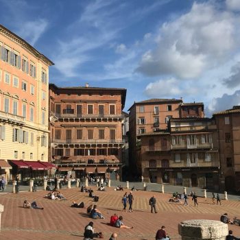 Marktplatz mit mediterranem Flair in der Toskana auf unserer Frauenreise nach Italien