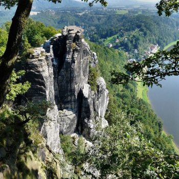 Blick von der Bastei in der Sächsischen Schweiz hinunter auf die Elbe in Richtung Bad Schandau