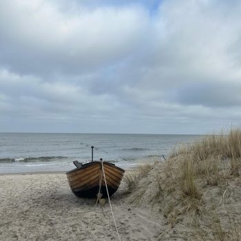 Strandübergang mit Boot in einer Düne, entdeckt auf unserer Frauenreise Ostsee mit Kind