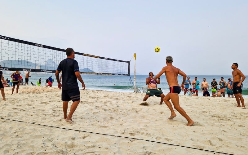 fodvolley ved stranden