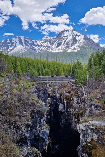 bro ved marble canyon i banff nationalpark